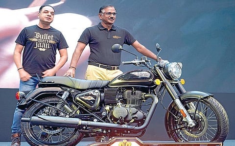 ராயல் என்பீல்ட் நிறுவனத்தின் 'புல்லட் 350'  மாடலை அறிமுகம் செய்யும் நிறுவனத்தின் சிஇஓ பி.கோவிந்தராஜன்.  உடன், நிறுவனத்தின் தலைமை வர்த்தக அலுவலர் யத்விந்தர் சிங் குலேரியா. படம்: ஜார்ஜ் பிரவீன்