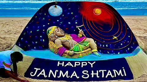 கிருஷ்ண ஜெயந்தி | ஒடிசாவில் கண்ணனை கடல் மணலில் வடித்த சுதர்சன் பட்நாயக்!