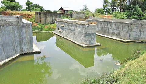 ஸ்ரீமுஷ்ணம் அருகே உள்ள பாளையங்கோட்டை வடக்குபாளையம் கலுங்கு ஓடையில் சிறுபாலம் அமைக்கும் பணி முழுமை பெறாமல் உள்ளது.
