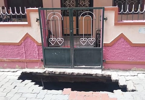 ஒட்டன்சத்திரத்தில் சாலையில் திடீர் பள்ளம்: பொதுமக்கள் அதிர்ச்சி