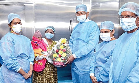 தீவிர நோய் எதிர்ப்பாற்றல் குறைபாட்டால் பாதிக்கப்பட்ட 11 மாத குழந்தைக்கு சென்னை ராஜீவ்காந்தி அரசு பொது மருத்துவமனையில் மருத்துவர்கள் எலும்பு மஜ்ஜை மாற்று சிகிச்சையை அளித்து மறுவாழ்வு அளித்தனர். குணமடைந்த குழந்தையுடன் மருத்துவமனை டீன் தேரணிராஜன் மற்றும் மருத்துவர்கள் குழுவினர்.