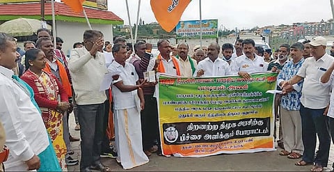 தமிழக அரசை கண்டித்து உதகையில் பாஜகவினர் பிச்சை எடுத்து போராட்டம்