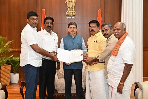 தமிழக ஆளுநர் ஆர்.என்.ரவியை சந்தித்து மனு அளித்த பாஜகவினர்