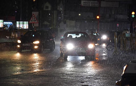 சென்னையின் பல்வேறு பகுதிகளில் திடீரென வெளுத்து வாங்கும் கனமழை!