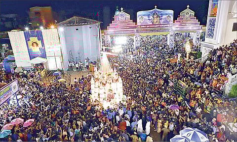 சென்னை பெசன்ட் நகரில் நேற்று நடைபெற்ற வேளாங்கண்ணி மாதா தேவாலய பொன்விழா தேர் பவனியில் பங்கேற்றோர். படங்கள்: பிரபு