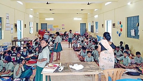 போதிய வகுப்பறை வசதி இல்லாததால் சமுதாய கூடத்தில் அமர்ந்து கல்வி பயிலும் தாம்பரம் மாநகராட்சி தொடக்கப்பள்ளி மாணவ, மாணவிகள்