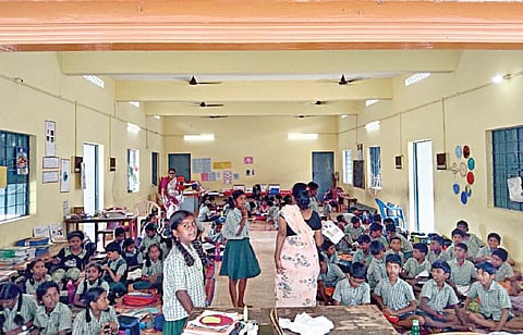 பள்ளியில் பாதி.. கூடத்தில் பாதி: நிகழ்ச்சிகளும் நடத்த முடியல.. பாடமும் நடத்த முடியல..