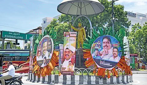 ராஜீவ் காந்தி சிலை ரவுண்டானாவைச் சுற்றி வைக்கப்பட்டுள்ள பேனர்கள்.  படங்கள்: எம்.சாம்ராஜ்