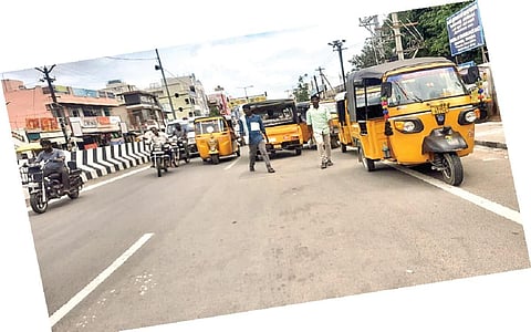 தி.மலை அறிவொளி பூங்கா முதல் ரவுன்டானா வரை ஆட்டோக்களை நிறுத்தி வைப்பதால் போக்குவரத்து பாதிப்பு