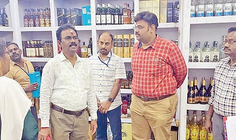 மதுரையில் உள்ள மதுக்கடையில் ஆய்வு மேற்கொண்ட டாஸ்மாக் நிர்வாக இயக்குநர் ச.விசாகன்