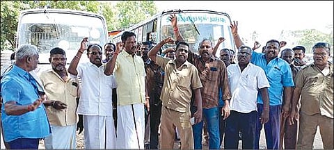 கொள்ளையர்களை கைது செய்யக் கோரி, சிவகங்கை அரசுப் போக்கு வரத்து கழக பணிமனை முன் நேற்று ஆர்ப்பாட்டம் நடத்திய ஊழியர்கள்.