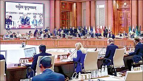 டெல்லியில் நேற்று நடந்த ஜி20 உச்சி மாநாட்டில், ஒரே குடும்பம் என்ற தலைப்பில் நடந்த  2-வது கூட்டத்துக்கு பிரதமர் மோடி தலைமையேற்று உரையாற்றினார்.  படம்: பிடிஐ