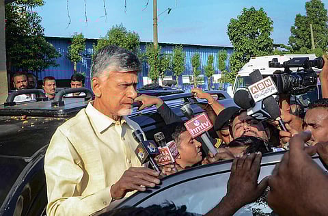 ஊழல் குற்றச்சாட்டில், ஆந்திராவின் நந்தியாலம் மாவட்டத்தில் நேற்று கைது செய்யப்பட்ட முன்னாள் முதல்வர் சந்திரபாபு நாயுடு வழியில் பேட்டியளித்தார்.  படம்: பிடிஐ