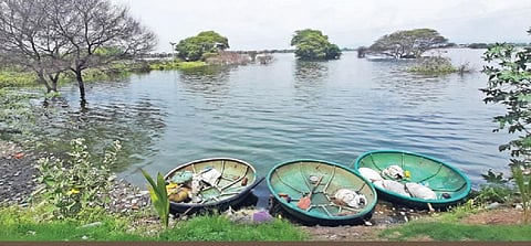 தருமபுரி நகராட்சி எல்லையில் கிருஷ்ணகிரி சாலையில் அமைந்துள்ள ராமாக்காள் ஏரியின் ஒரு பகுதி.