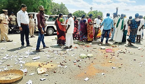 திருவண்ணாமலை ஆட்சியரை சந்திக்க விடாமல் தடுக்க காவல்துறையை கண்டித்து, ஆட்சியர் அலுவலக நுழைவு வாயில் முன்பு விளை பொருட்களை வீசியெறிந்தும், மனுக்களை கிழித்தெறிந்து திரும்பி சென்ற மேல்மா சிப்காட் எதிர்ப்பு இயக்க விவசாயிகள். படம்: இரா.தினேஷ்குமார்.