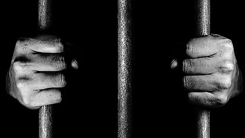 மாணவியிடம் பாலியல் சீண்டல்: இளைஞர் கைது