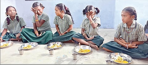 எட்டயபுரம் அருகே உசிலம்பட்டி ஊராட்சி ஒன்றிய தொடக்கப் பள்ளியில்  காலை உணவை சாப்பிடாமல் அழுது கொண்டிருந்த குழந்தைகள்.