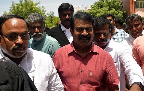 அவதூறாகப் பேசிய வழக்கில் ஈரோடு நீதிமன்றத்தில் ஆஜரான சீமான்