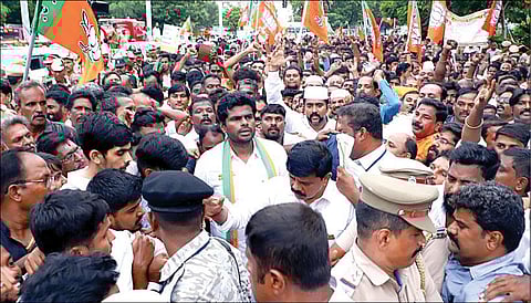 இந்து சமய அறநிலையத் துறை அமைச்சர் பி.கே.சேகர்பாபுவை கண்டித்து தமிழக பாஜக சார்பில் சென்னை வள்ளுவர் கோட்டம் அருகே நேற்று ஆர்ப்பாட்டம் நடைபெற்றது. பின்னர் சிறிது தூரம் தொண்டர்களுடன் ஊர்வலமாகச் சென்ற பாஜக தலைவர் அண்ணாமலை. 				           படம்: ம.பிரபு