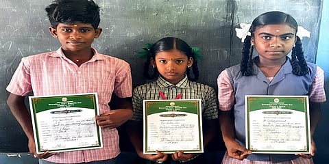 மாநில அளவிலான சதுரங்க போட்டியில் பங்கேற்கும் அ.செட்டியார்பட்டி அரசு துவக்கப்பள்ளி மாணவி, அ.வல்லாளபட்டி அரசு மேல்நிலைப்பள்ளி மாணவ, மாணவியர்.