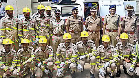 வேப்பேரியில் உள்ள காவல் ஆணை யர் அலுவலகத்தில், காவல் துறைக்கு புதிதாக வழங்கப்பட்ட `வீரா' என்ற நவீன மீட்பு வாகனத்தில் உள்ள கருவிகள் விபத்து நேரத்தில் எவ்வாறு செயல்படும் என்பதை போலீஸார் நேற்று செய்து காட்டினர். இதை காவல் ஆணை யர் சந் தீப் ராய் ரத் தோர் பார்வை யிட்டா ர். ப ோ க்குவரத்து காவல் கூடுதல் ஆணையர் ஆர்.சுதாகர், இணை ஆணை யர் அபிஷேக் தீக்சித் உள்பட பலர் இதில் கலந்து கொண்டனர். படம் : ம.பிரபு