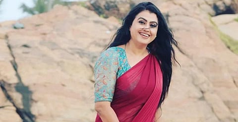 தனது பயோபிக்கை தானே இயக்குகிறார் சோனா