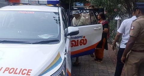 ஆர்.பி.வி.எஸ். மணியன் கைது செய்யப்பட்டு அழைத்துச் செல்லப்படும் காட்சி