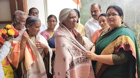 தனது கட்சி நிர்வாகிகளுடன் ஜெ.ஜெயலட்சுமி