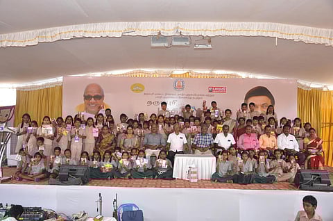 உண்டியல் சிறுசேமிப்புத் தொகை மூலம் தருமபுரி புத்தகத் திருவிழாவில் புத்தகங்கள் வாங்கிய சின்னப்பள்ளத்தூர் அரசு நடுநிலைப் பள்ளி மாணவ, மாணவியர்