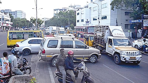 சென்னை அண்ணாசலை ஸ்பென்சர் அருகே உள்ள சிக்னலில் வலது புறம் திரும்பி தாஜ் கன்னிமாரா ஓட்டல் வழியாக எழும்பூர் செல்ல தடை விதிக்கப்பட்டுள்ளது. அண்ணாசாலையில் நேராக சென்று டிவிஎஸ் பேருந்து நிறுத்தம் முன்பு உள்ள சிக்னலில் யூ வளைவு வந்து மீண்டும் ஸ்பென்சர் சிக்னலில் இடது புறம் திரும்பி எழும்பூர் செல்லும் வகையில் போக்குவரத்து மாற்றம் செய்யப்பட்டு உள்ளது. இதனால் மக்கள் கடும் அவதிக்கு உள்ளாகின்றனர். படம்: ம.பிரபு