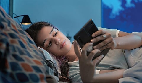 டாக்டர் பதில்கள் 01: செல்போன் பார்ப்பதால் ஏன் தலைவலிக்கிறது?