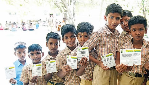 கோவை வாகராயம்பாளையம் அரசு மேல்நிலைப்பள்ளியில் நடைபெற்ற மாணவர் நாடாளுமன்ற தேர்தலில் வாக்களிக்க வாக்காளர் அடையாள அட்டையுடன் வரிசையில் காத்திருந்த மாணவர்கள்.