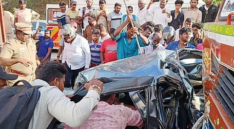 கிருஷ்ணகிரி அருகே மேலுமலையில் அடுத்தடுத்து வந்த வாகனங்கள் மோதிய விபத்தில் சிக்கியவரை காரின் இடிபாட்டிலிருந்து மீட்கும் பணியில் ஈடுபட்ட போலீஸார் மற்றும் பொதுமக்கள்.