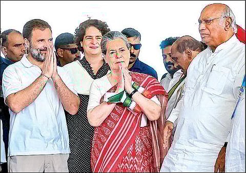 காங்கிரஸ் செயற்குழு கூட்டம் ஹைதராபாத்தில் நேற்று நடைபெற்றது. இதில் காங்கிரஸ் தலைவர் மல்லிகார்ஜுன கார்கே, காங்கிரஸ் முன்னாள் தலைவர்கள் சோனியா காந்தி, ராகுல் காந்தி, பொதுச் செயலாளர் பிரியங்கா காந்தி ஆகியோர் கலந்து கொண்டனர்.  படம்: பிடிஐ