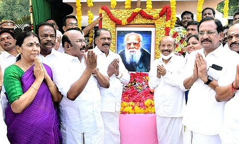 சென்னை அண்ணா மேம்பாலத்தின் கீழ் உள்ள பெரியார் சிலையின் கீழ் புதிதாக கொண்டுவந்த பெரியார் படத்துக்கு மரியாதை செலுத்திய அதிமுகவினர்