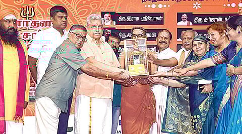 சென்னை எம்.ஆர்.சி நகரில் நடந்த சனாதன தமிழர் சங்கமம் நிகழ்ச்சியில், திராவிட மாயை புத்தகம் எழுதிய சுப்புவுக்கு, சூரியனார் கோவில் ஆதினம் ஸ்ரீலஸ்ரீ மகாலிங்க பண்டார சன்னதி நினைவு பரிசை வழங்கினார். உடன் துக்ளக் ரமேஷ், இந்து மக்கள் கட்சி தலைவர் அர்ஜூன் சம்பத், தடா பெரியசாமி, எழுத்தாளர்கள் பாத்திமா அலி, டெய்சி தங்கையா உள்ளிட்டோர்.படம்: எஸ்.சத்தியசீலன்