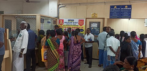 மதுரை ஒத்தக்கடை இந்தியன் வங்கியில் பெண்கள் கூட்டம்