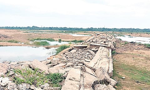 பாலாற்றின் உதயம்பாக்கம் பகுதியில் பல ஆண்டுகளாக சேதமடைந்த நிலையில் உள்ள தரைப்பாலம்.