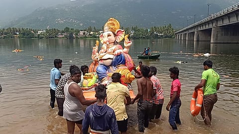 மேட்டூர், பூலாம்பட்டி, தேவூர் காவிரி ஆற்றில் 1,980 விநாயகர் சிலைகள் கரைப்பு: 2 இளைஞர்கள் உயிரிழப்பு 