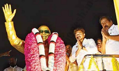 மதுரை விரகனூர் அருகே கருணாநிதியின் உருவச் சிலையை திறந்து வைத்து மாலை அணிவித்த அமைச்சர் உதயநிதி. அருகில் அமைச்சர் பி.மூர்த்தி.  படம்: நா.தங்கரத்தினம்