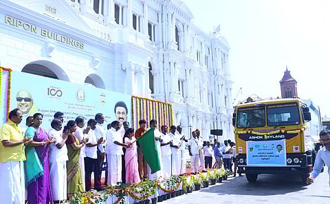 பெருநகர சென்னை மாநகராட்சிக்கு உட்பட்ட பகுதிகளில் தூய்மைப் பணிகளை மேற்கொள்வதற்காக தூய்மை இந்தியா திட்ட சேமிப்பு நிதியின் கீழ்74 காம்பாக்டர் வாகனங்கள், நிர்பயா திட்ட நிதியின் கீழ் 15 நடமாடும் மகளிர் ஒப்பனை அறை வாகனங்கள் ஆகியவற்றின் செயல்பாட்டை நகராட்சி நிர்வாகத் துறை அமைச்சர் கே.என்.நேரு ரிப்பன் மாளிகை வளாகத்தில் நேற்று கொடியசைத்து தொடங்கி வைத்தார். நிகழ்ச்சியில் மேயர் பிரியா, துணை மேயர் மகேஷ்குமார், ஆணையர் ராதாகிருஷ்ணன், துறை செயலர் கார்த்திகேயன் உள்ளிட்டோர் கலந்து கொண்டனர்.