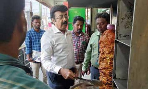 கோவையில் சவர்மா விற்பனை கடைகளில் 102 கிலோ பழைய இறைச்சி பறிமுதல்