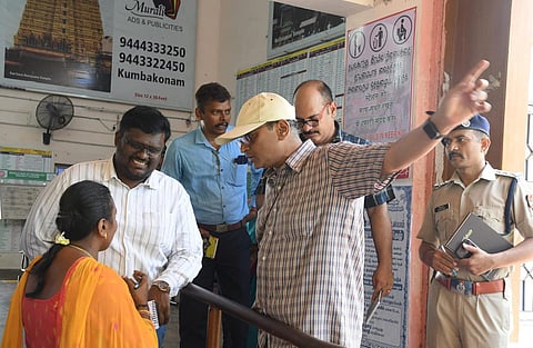 ‘வந்தே பாரத்' ரயில் சேவைக்கான முன்னேற்பாட்டுப் பணிகள் குறித்து திருநெல்வேலி ரயில் நிலையத்தில் ஆய்வு செய்த தெற்கு ரயில்வே அதிகாரிகள்