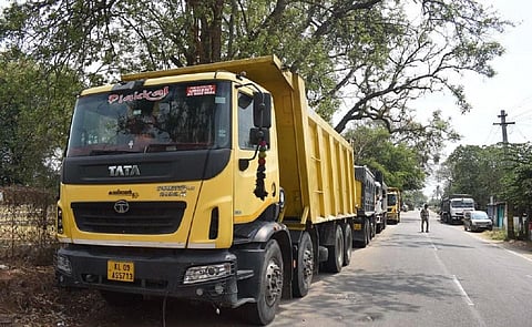 தமிழக சோதனை சாவடிகள் வழியாக கேரளாவுக்கு 10 சக்கரங்களுக்கு மேற்பட்ட லாரிகளில் கனிமம் கொண்டு செல்ல தடையில்லை