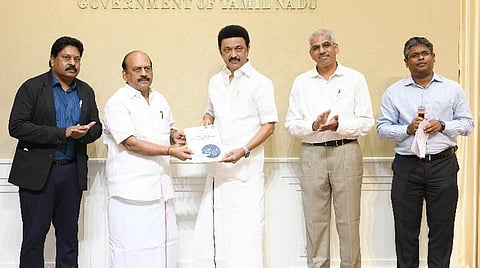 புத்தொழில், புத்தாக்க கொள்கையை வெளியிட்டார் முதல்வர்: 8 நிறுவனங்களுக்கு ரூ.10.85 கோடி பங்கு நிதி ஆணை