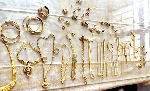 பறிமுதல் செய்யப்பட்ட 52 பவுன் நகைகள்.