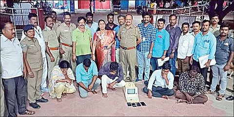 தருமபுரி மாவட்டம் காரிமங்கலம் அருகே சட்ட விரோதமாக, கருவின் பாலினம் கண்டறிந்து தெரிவித்த செவிலியர் உள்ளிட்ட 5 பேரை கைது செய்த போலீஸார் மற்றும் மருத்துவ நலப்பணித் துறை அதிகாரிகள்.