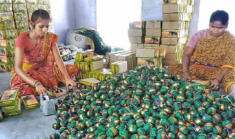 தீபாவளி நேரத்தில் தடை, கட்டுப்பாடுகளால் சிவகாசியில் பட்டாசு தொழில் முடங்கும் அபாயம்