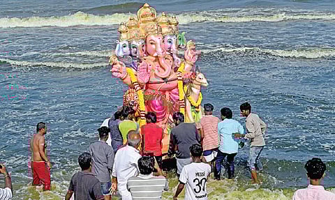 பட்டினப்பாக்கம் கடலில் நேற்று கரைக்க பட்ட விநாயகர் சிலை. படங்கள்: ம.பிரபு