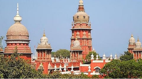 நீதிமன்ற உத்தரவை நிறைவேற்றாத 2 பெண் ஐஏஎஸ் அதிகாரிகளுக்கு வாரன்ட்